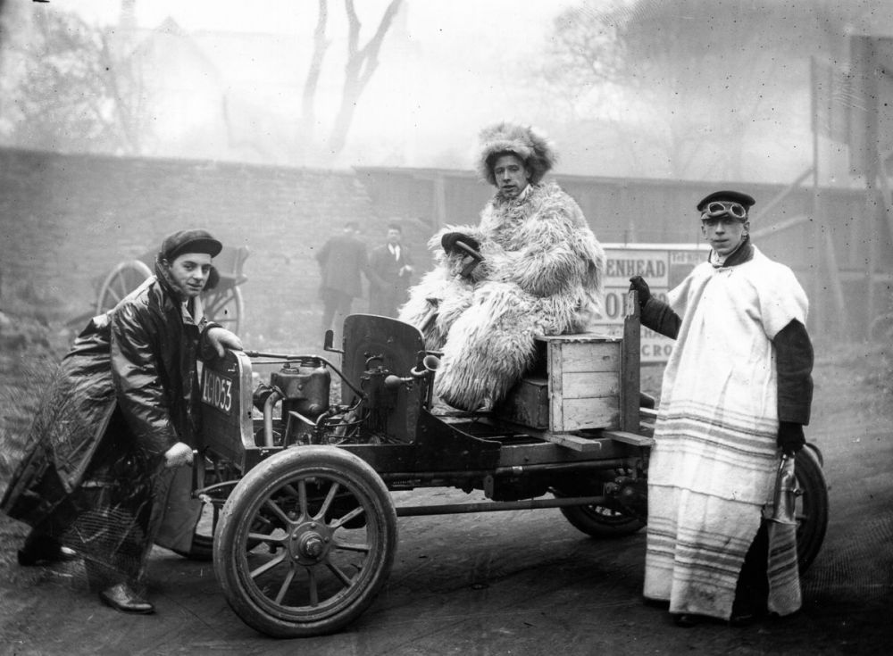 Ini dia fashion orang saat berkendara 100 tahun yang lalu 