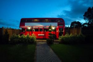 Unik, bus tingkat disulap menjadi hotel dengan fasilitas bintang  5