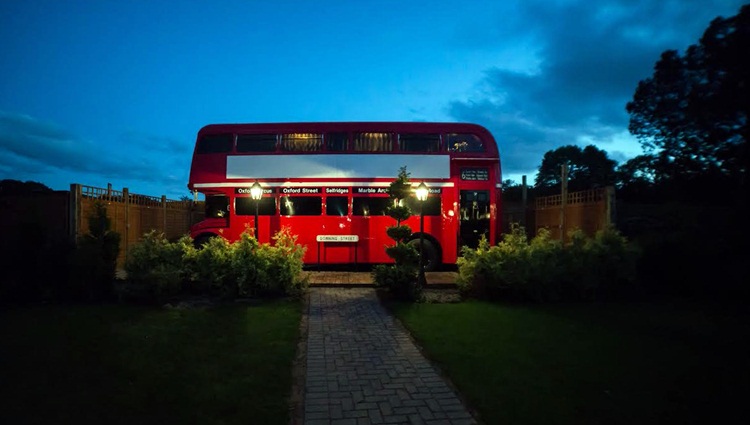 Unik, bus tingkat disulap menjadi hotel dengan fasilitas bintang  5
