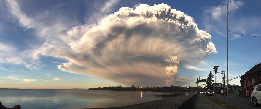 13 Foto erupsi gunung berapi yang mirip dengan bom atom