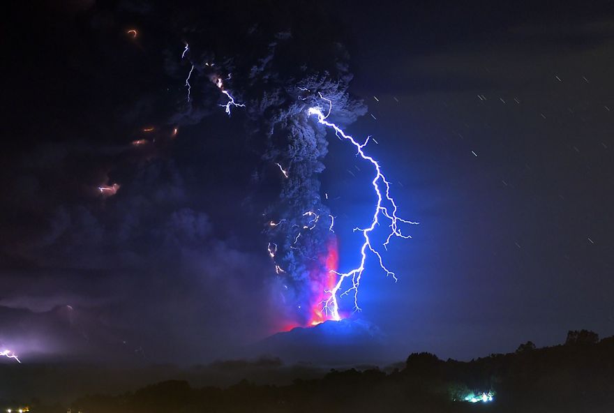 13 Foto erupsi gunung berapi yang mirip dengan bom atom