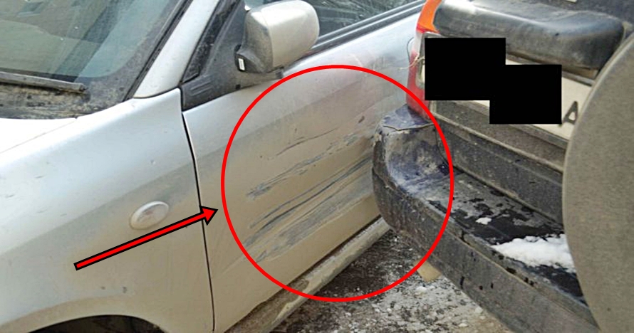 Cara pria perbaiki mobilnya yang terserempet ini bikin kagum