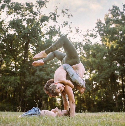 10 Foto yoga sambil mengasuh anak, tak ada alasan malas olahraga 