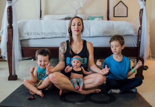 10 Foto yoga sambil mengasuh anak, tak ada alasan malas olahraga 