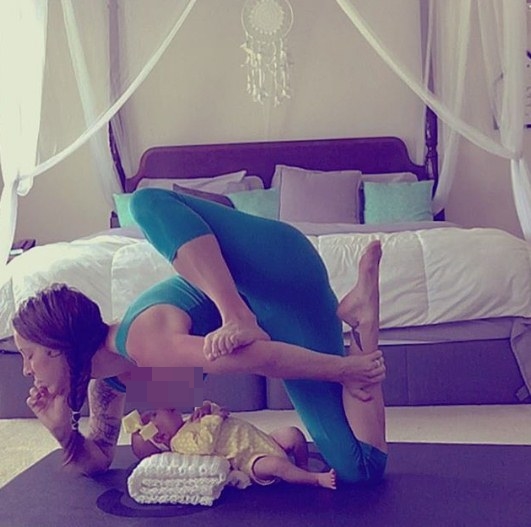 10 Foto yoga  sambil  mengasuh anak tak ada alasan malas 