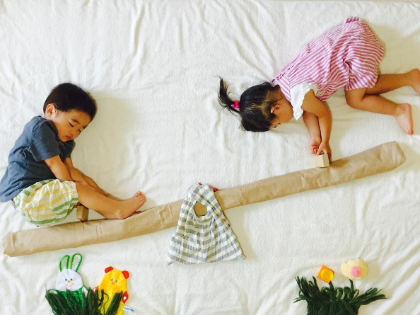 18 Foto anak kembar yang didandani unik saat tidur, lucunya