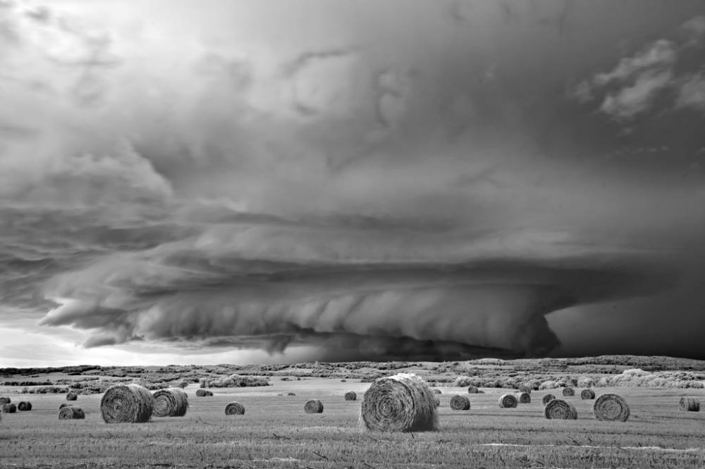 Badai Hitam Putih © 2016 brilio.net