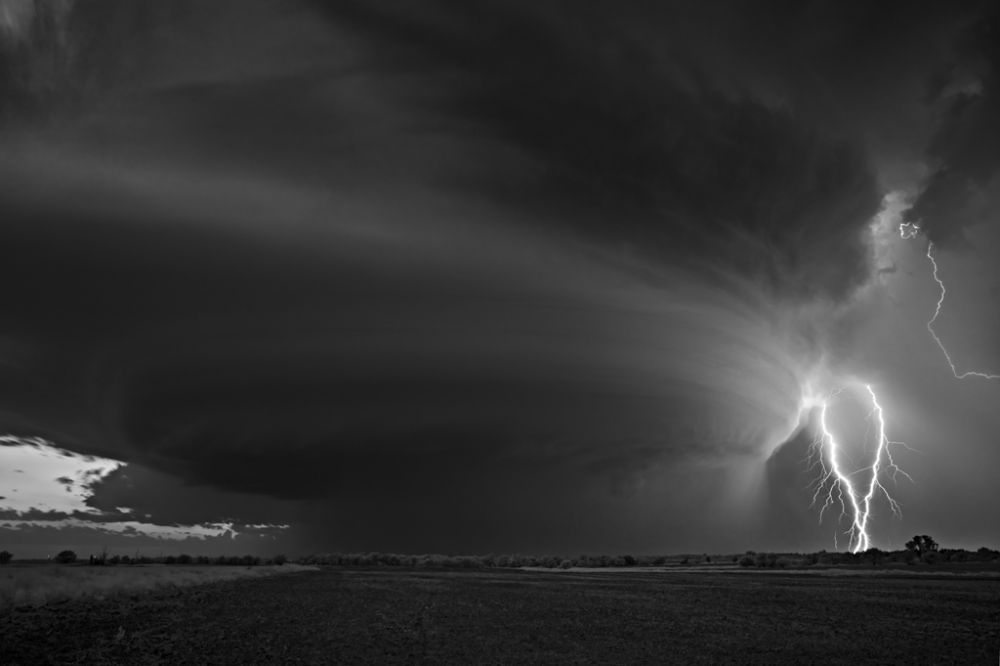 10 Foto hitam putih fenomena badai yang bikin kamu merinding