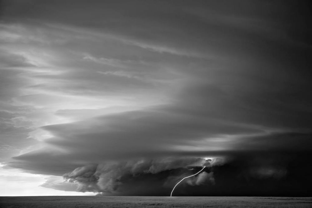 10 Foto hitam putih fenomena badai yang bikin kamu merinding