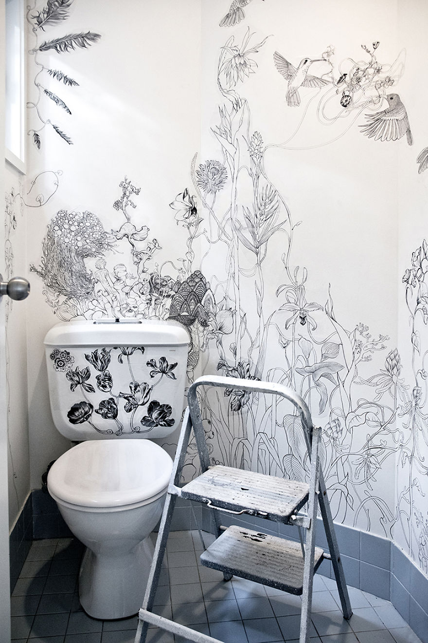 Diberi sentuhan seni pada dinding, toilet menjadi indah begini