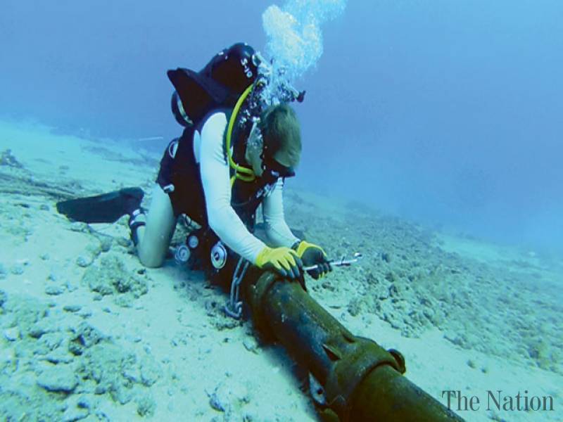 13 Foto pemasangan kabel internet bawah laut ini bikin melongo
