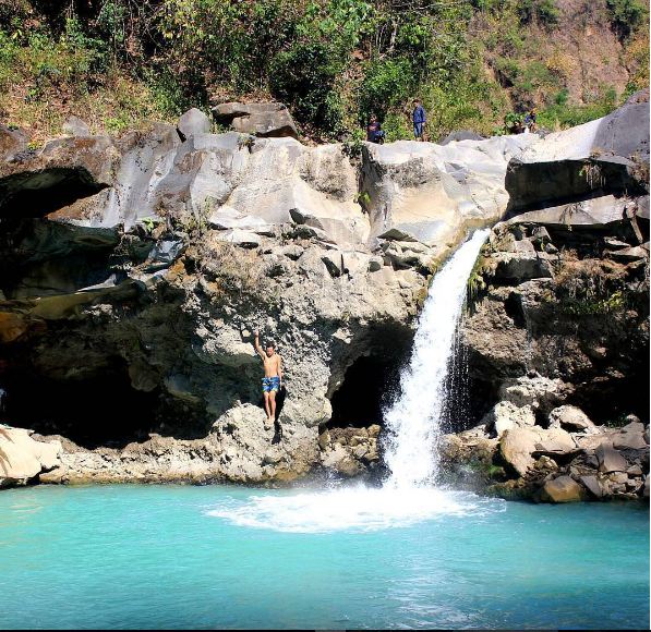 Nggak cuma pantai di Lombok, ini 20 air terjun terbaik di NTB