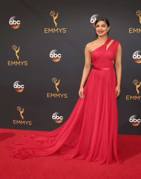 18 Gaun red carpet terbaik Emmy Awards dari 1998-2016, favoritmu mana?