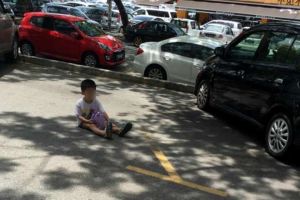 Demi dapat tempat parkir, ibu ini tega suruh anaknya duduk di parkiran