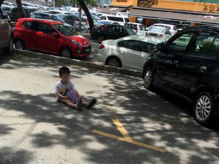 Demi dapat tempat parkir, ibu ini tega suruh anaknya duduk di parkiran