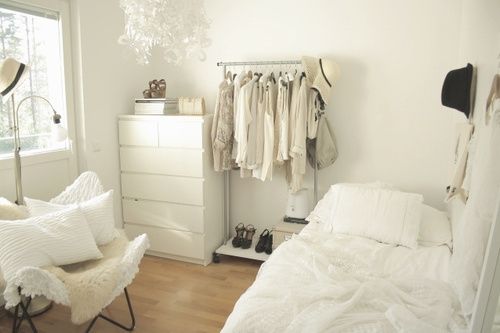 15 Inspirasi kamar tidur serba putih yang Instagramable banget