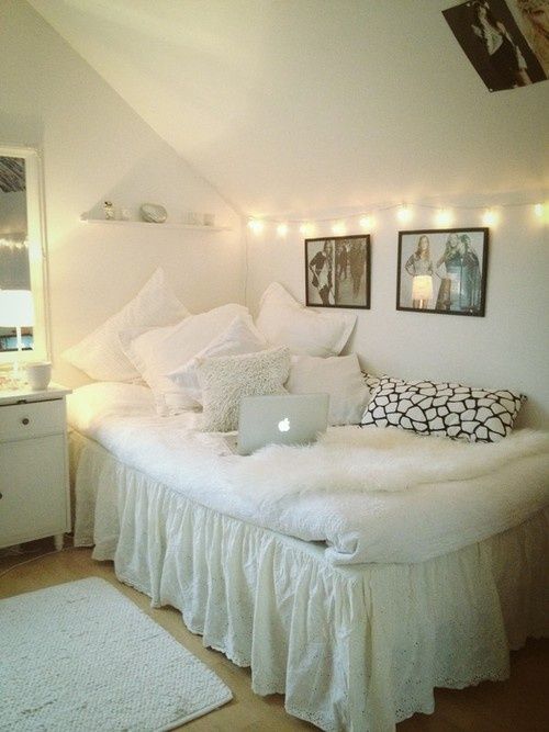 15 Inspirasi kamar tidur serba putih yang Instagramable banget