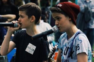 Selebgram kembar ini nggak cuma ganteng, tapi juga jago nyanyi