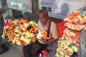 Kisah penjual boneka Pokemon yang ditipu pembeli ini bikin haru 