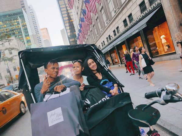 10 Foto-foto Cita Citata traveling ke New York, secetar Syahrini kah?