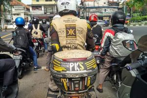 Ada yang aneh dari pengendara motor ini, kamu tahu nggak?