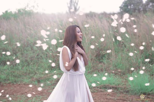 Busana Aurel Hermansyah di video klip © 2016 instagram