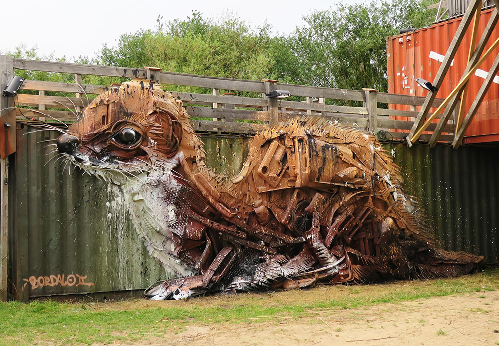 10 Patung hewan raksasa ini dibuat dari barang rongsok, keren