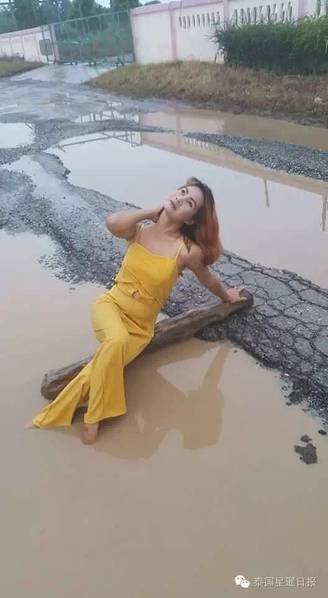 Protes pemerintah, wanita ini mandi dengan air keruh di lubang jalan