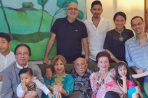 8 Potret harmonisnya keluarga besar Dewi Lestari yang beda agama