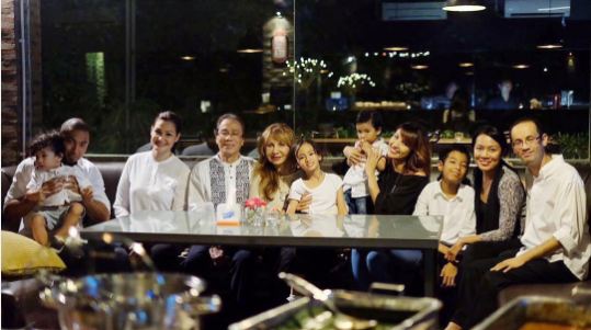 keluarga dee © 2016 brilio.net keluarga dee © 2016 brilio.net