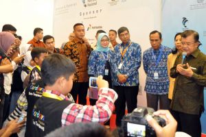 Anak kecil ini hampiri Wapres JK, minta listrik nggak mati terus