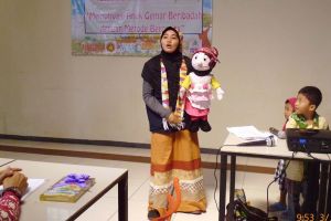 Masih muda, cewek pendongeng ini sudah ciptakan 50 dongeng anak