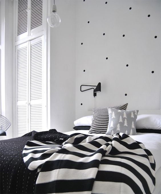 10 Dekorasi kamar serba hitam putih ini bisa bikin kamarmu makin kece