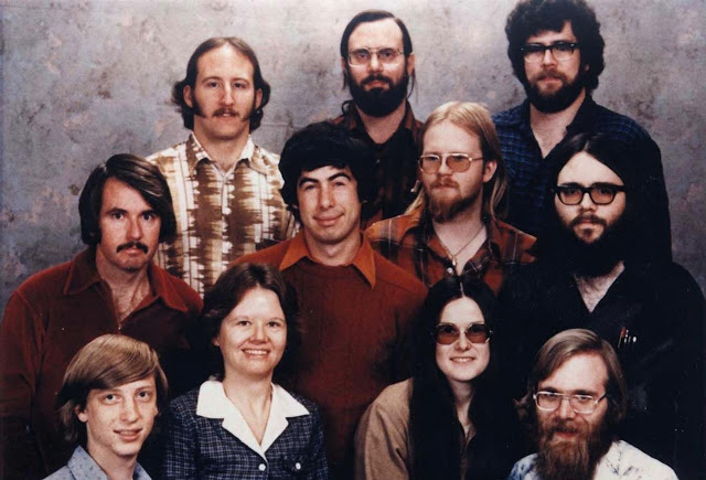 Ini dia foto karyawan Microsoft pertama, tebak Bill Gates yang mana?