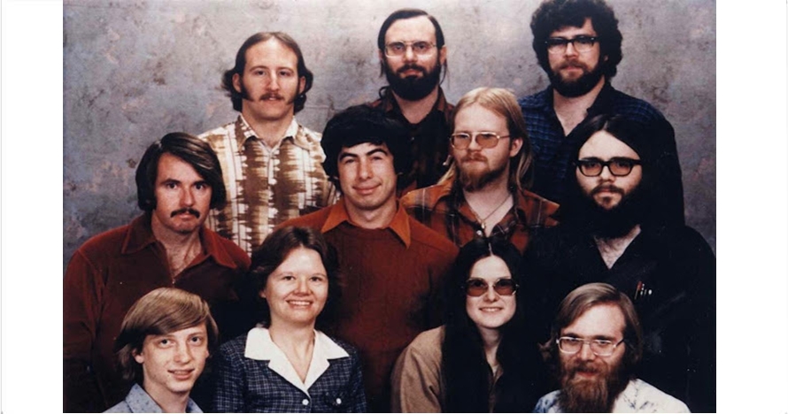 Ini dia foto karyawan Microsoft pertama, tebak Bill Gates yang mana?
