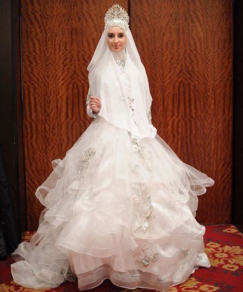 10 Gaun pengantin karya Oki Setiana Dewi, cantik menawan dengan hijab
