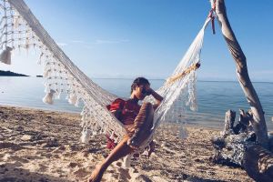 Hobi traveling cuma di Indonesia saja, ini alasan keren Tara Basro