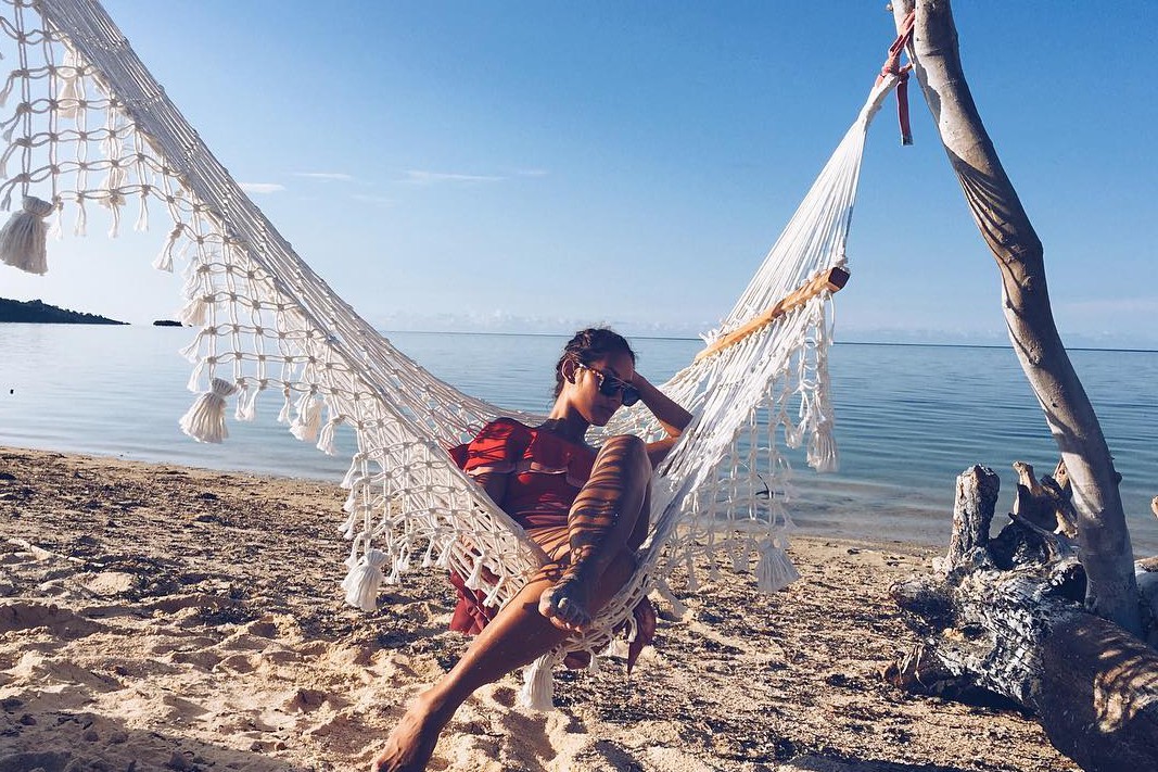 Hobi traveling cuma di Indonesia saja, ini alasan keren Tara Basro