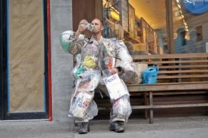 Pria ini selama satu bulan bawa sampahnya kemanapun pergi