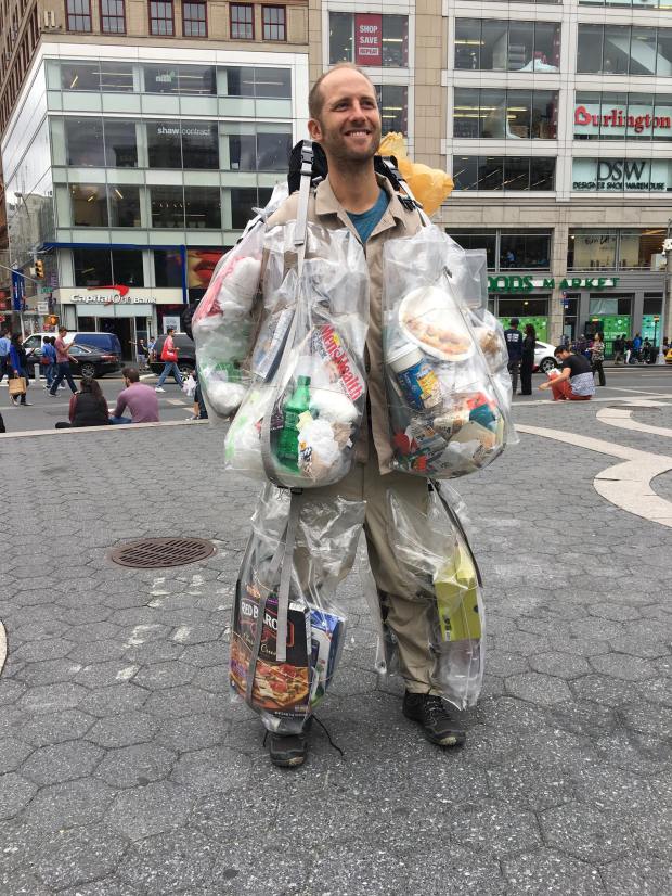 Pria ini selama satu bulan bawa sampahnya kemanapun pergi