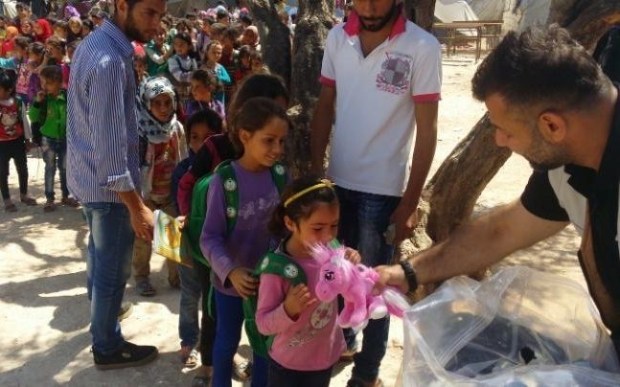 Pria ini selundupkan ratusan boneka untuk anak-anak Suriah