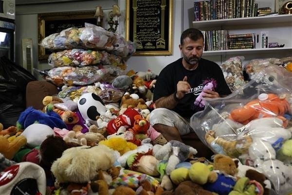 Pria ini selundupkan ratusan boneka untuk anak-anak Suriah