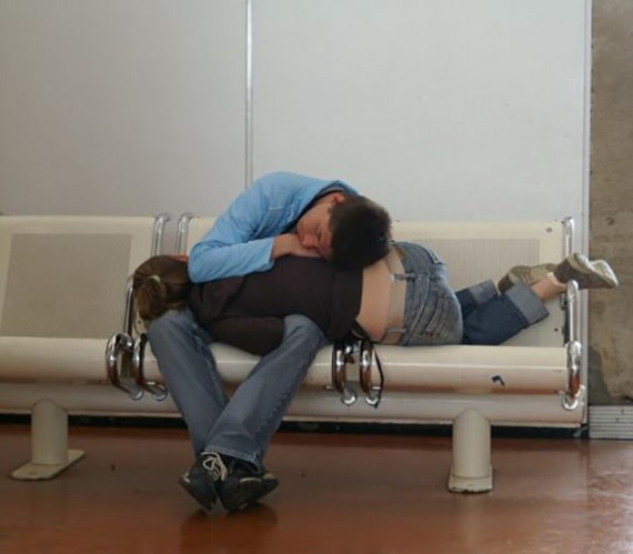 17 Pose orang tidur di bandara ini bikin geleng-geleng kepala