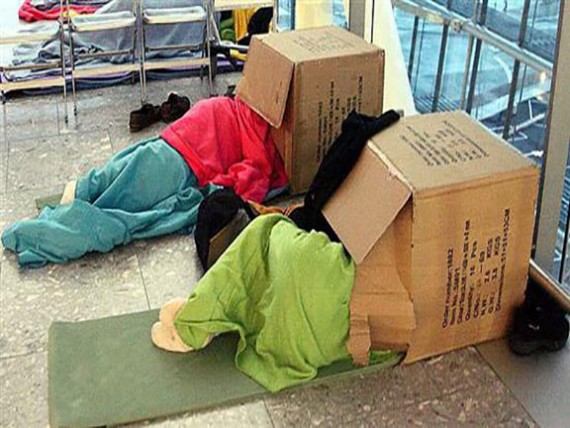17 Pose orang tidur di bandara ini bikin geleng-geleng kepala