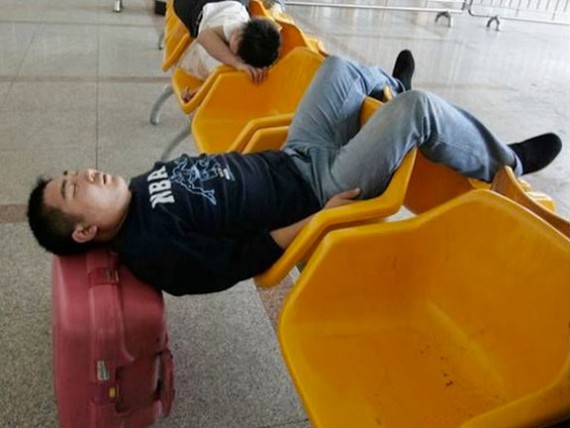foto orang saat tidur di bandara ini bikin geleng-geleng kepala © 2016 berbagai sumber