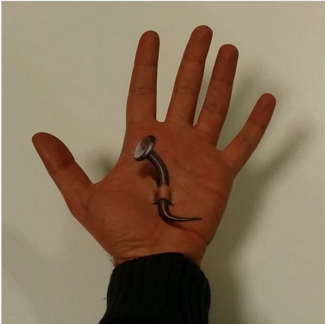 15 Karya ilusi optik di telapak tangan ini bikin merinding