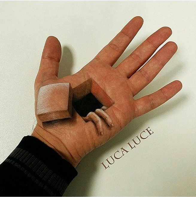 15 Karya ilusi optik di telapak tangan ini bikin merinding