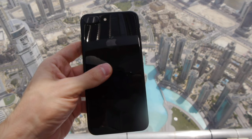 Begini kondisi iPhone 7 usai dijatuhkan dari gedung tertinggi sedunia
