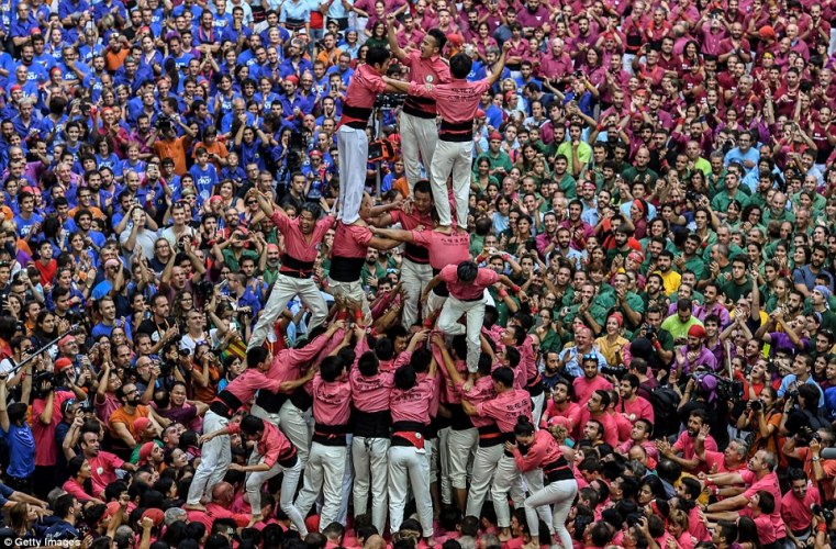 18 Foto serunya kompetisi 'menara manusia' di Spanyol, keren banget