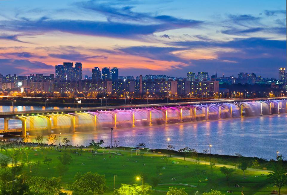Suasana malam Jembatan Banpo, sisi lain keindahan Kota Seoul